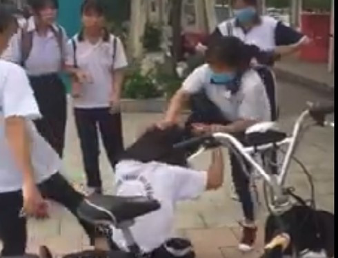 Hình ảnh nữ sinh đánh bạn được cắt từ clip