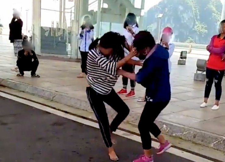 Nữ sinh đánh nhau 