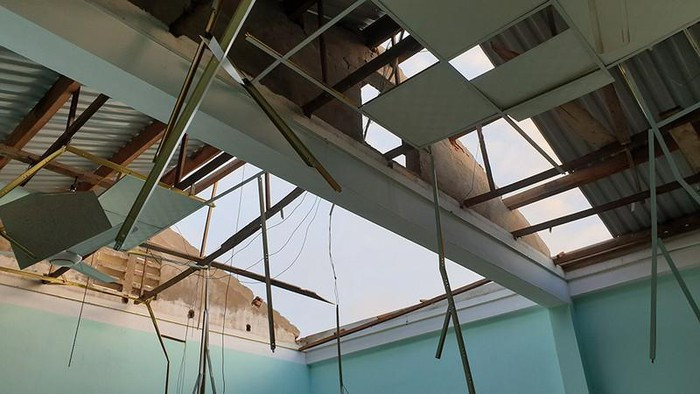 Một phòng học ở Quảng Ngãi bị tốc mái sau cơn bão số 11 vừa qua. 