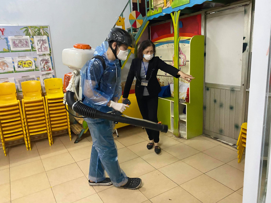 Trường mẫu giáo Tuổi Thơ Hà Nội phun khử trùng lần 3, chiều ngày 14/2