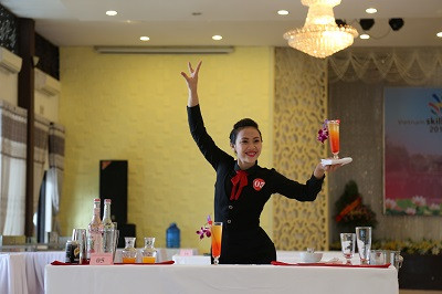 Thí sinh trình diễn pha chế.