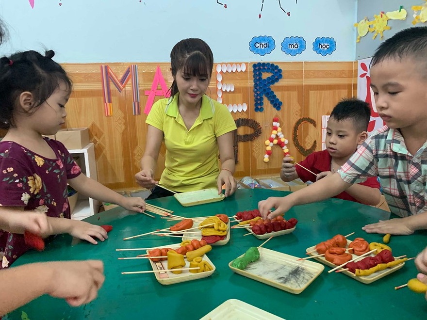 Nuôi dạy trẻ mầm non giáo viên cần có kiến thức, kỹ năng 