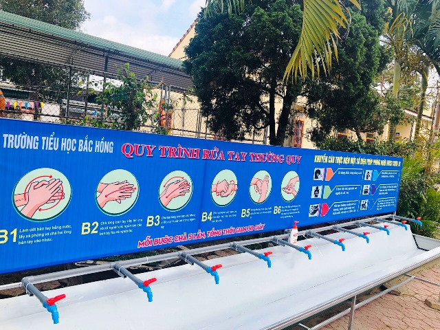 Trường học ở Hà Tĩnh lắp thêm nhiều vòi nước rửa tay.