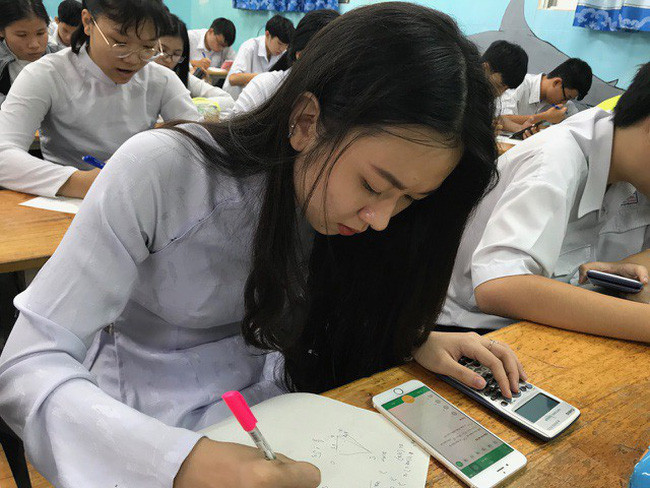 Bộ GD&ĐT quy định: "Không yêu cầu tất cả học sinh phải có điện thoại và hướng dẫn những điều học sinh không được làm khi sử dụng điện thoại".