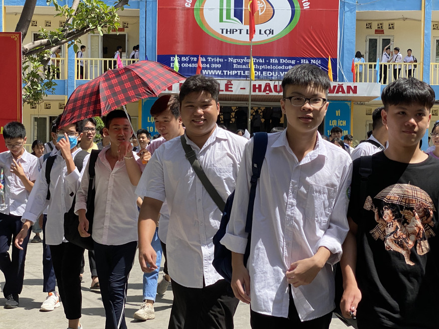 Thí sinh thi xong bài thi môn Toán sáng nay.