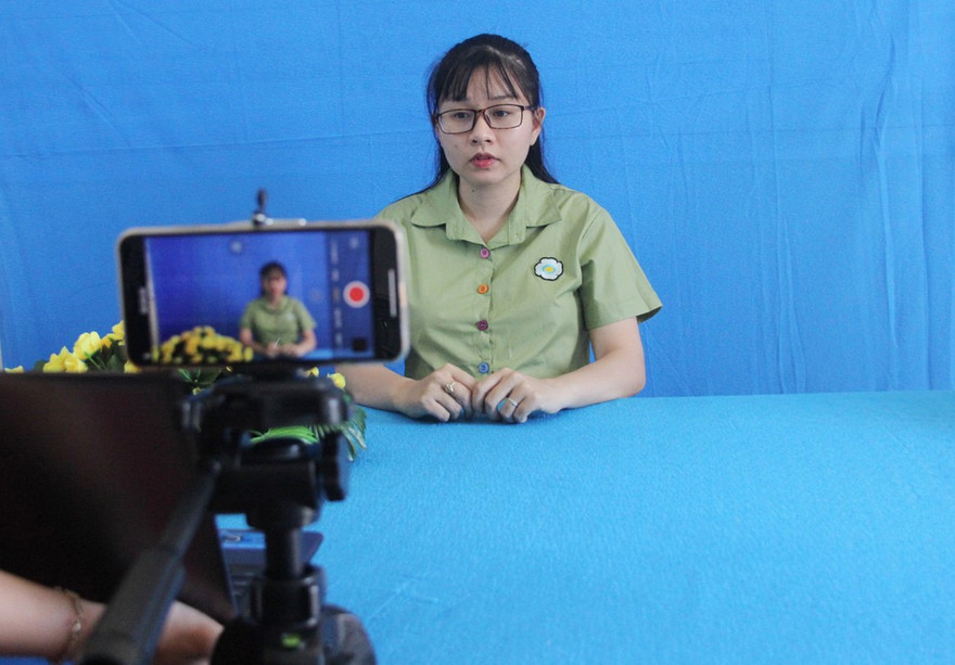 Bộ GD&ĐT yêu cầu tăng cường dạy học qua internet, truyền hình.