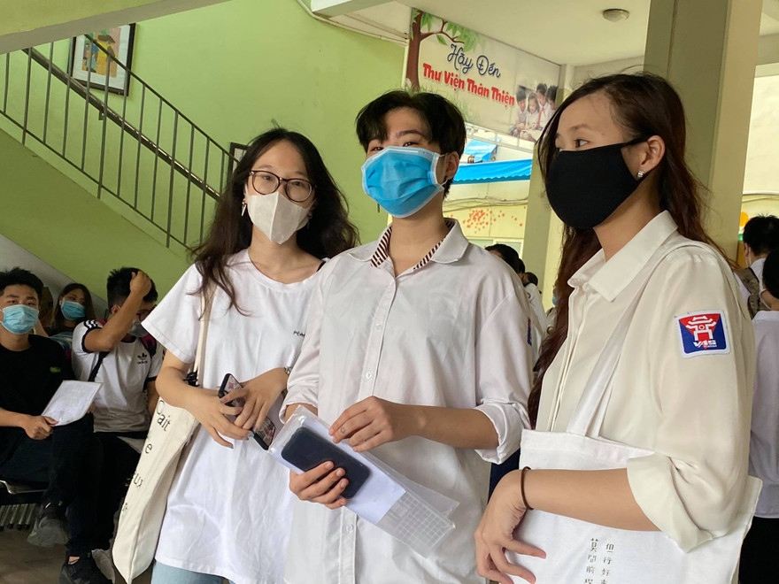 Học sinh Hà Nội phải đeo khẩu trang từ nhà tới trường. 