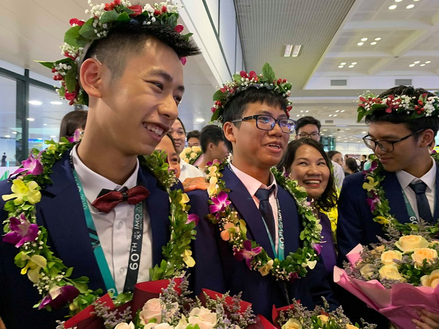 Thuận Hưng (ngoài cùng bên trái) 