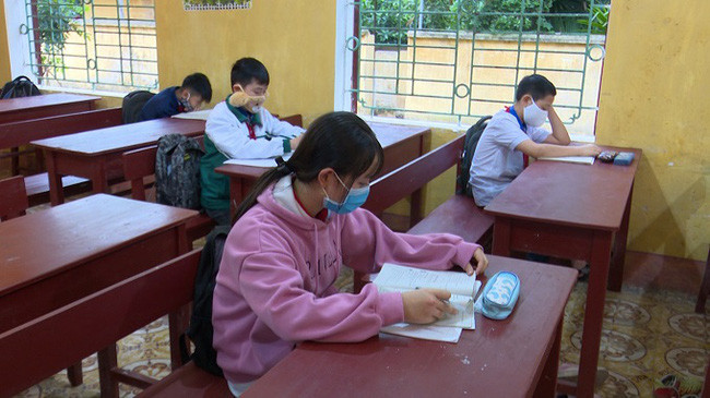 Quy định giãn khoảng cách đang gây khó cho các trường. 