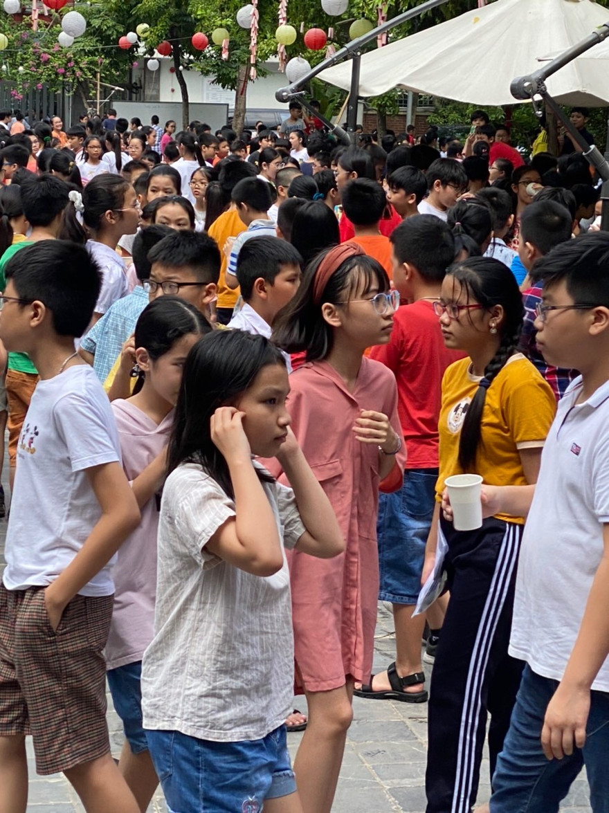 Hàng nghìn học sinh thi vào lớp 6 trường Lương Thế Vinh ngày 5/7/2020.