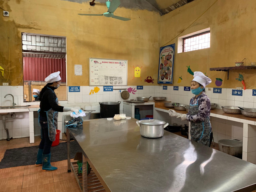 Thực phẩm vào bếp ăn trường học như thế nào là nỗi lo của đa số phụ huynh. 