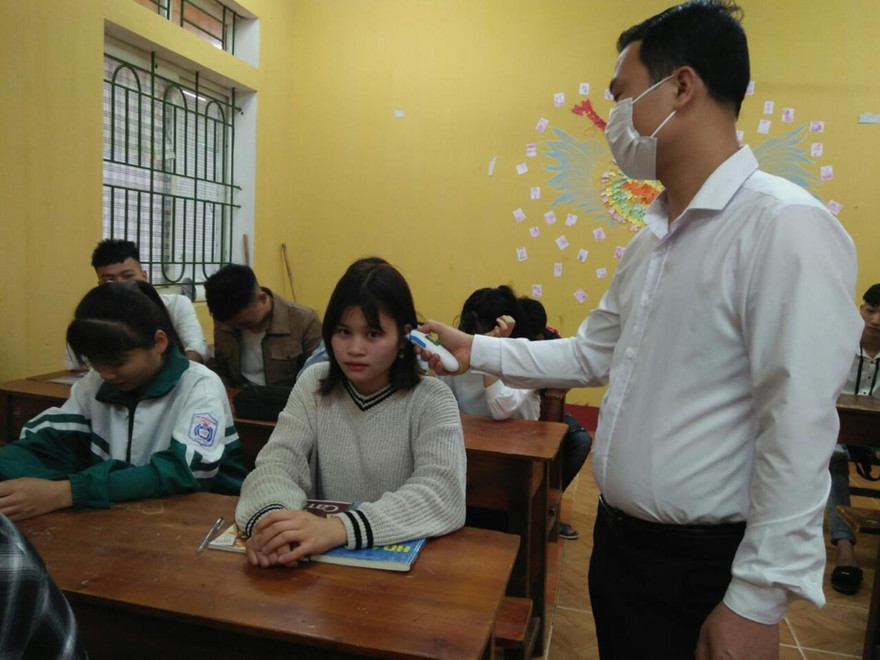 Hôm qua, học sinh THPT, Trung tâm giáo dục thường xuyên các địa phương đã quay lại trường học. 