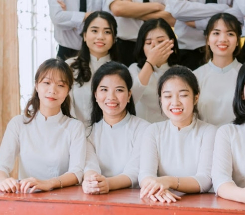 Thu Ngân (ở giữa), chụp ảnh cùng các bạn. 