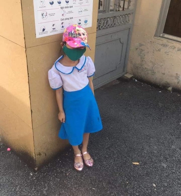 Đi học sớm, 1 học sinh bị bắt đứng ngoài cổng trường giữa trưa nắng.