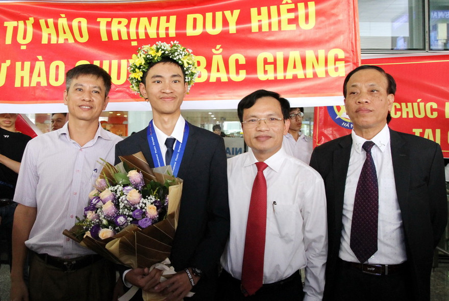 Ông Mai Văn Trinh ra sân bay đón đoàn