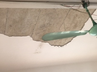 Mảng trần sập trong lớp học 12A12 hôm qua