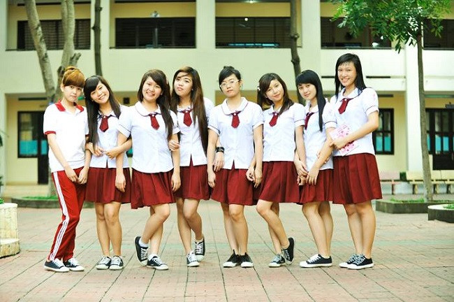 Đồng phục học sinh luôn là vấn đề khiến phụ huynh bức xúc.