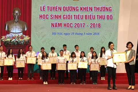 Học sinh được tuyên dương tại buổi lễ