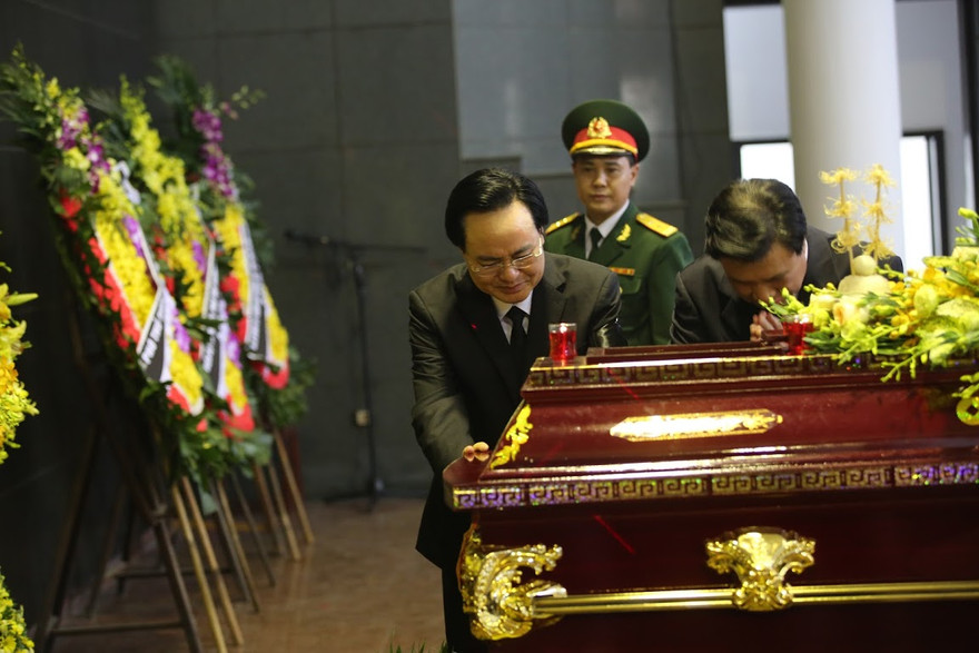 Bộ trưởng Phùng Xuân Nhạ nghẹn ngào khi nhìn mặt Thứ trưởng Lê Hải An lần cuối. 