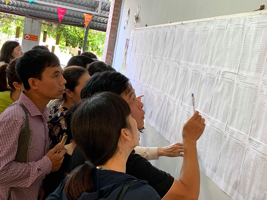 Phụ huynh xem điểm thi lớp 6 cho con ở Trường Lương Thế Vinh sáng 12/6