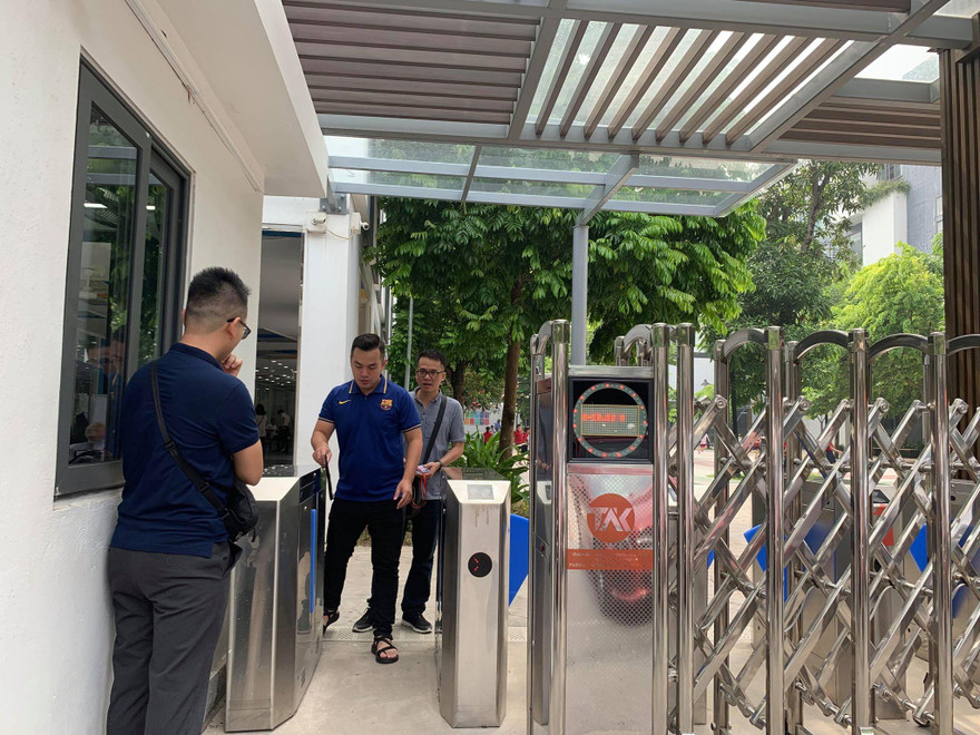 Cổng trường Gateway sáng ngày 7/8