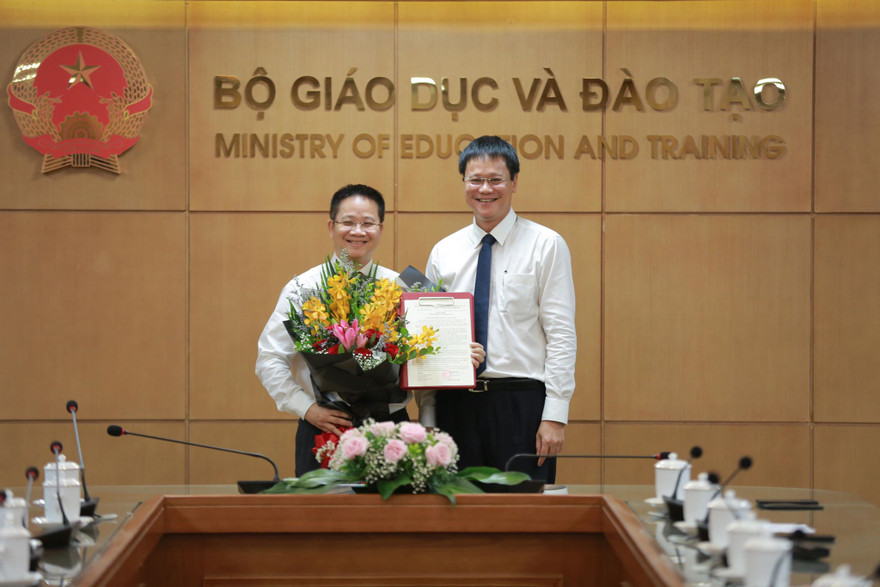 Thứ trưởng Bộ GD&ĐT ông Lê Hải An trao quyết định bổ nhiệm Phó chánh văn phòng Bộ cho ông Nguyễn Việt Hùng. 