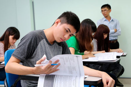 Dạy học ngoại ngữ trong trường phổ thông còn nhiều khó khăn.