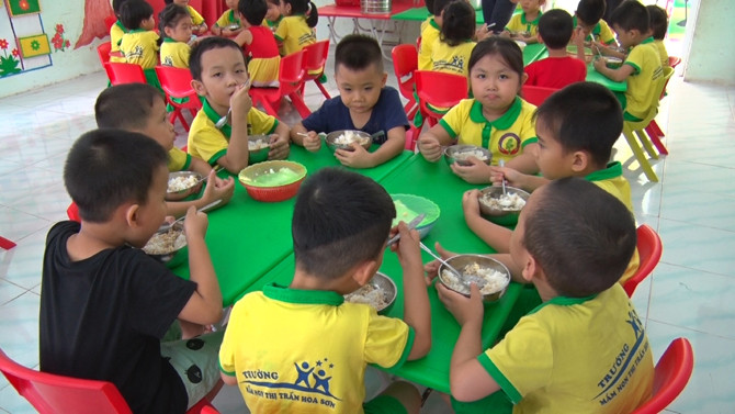 Trẻ mầm non, học sinh tiểu học ăn bán trú do thoả thuận nhà trường và phụ huynh