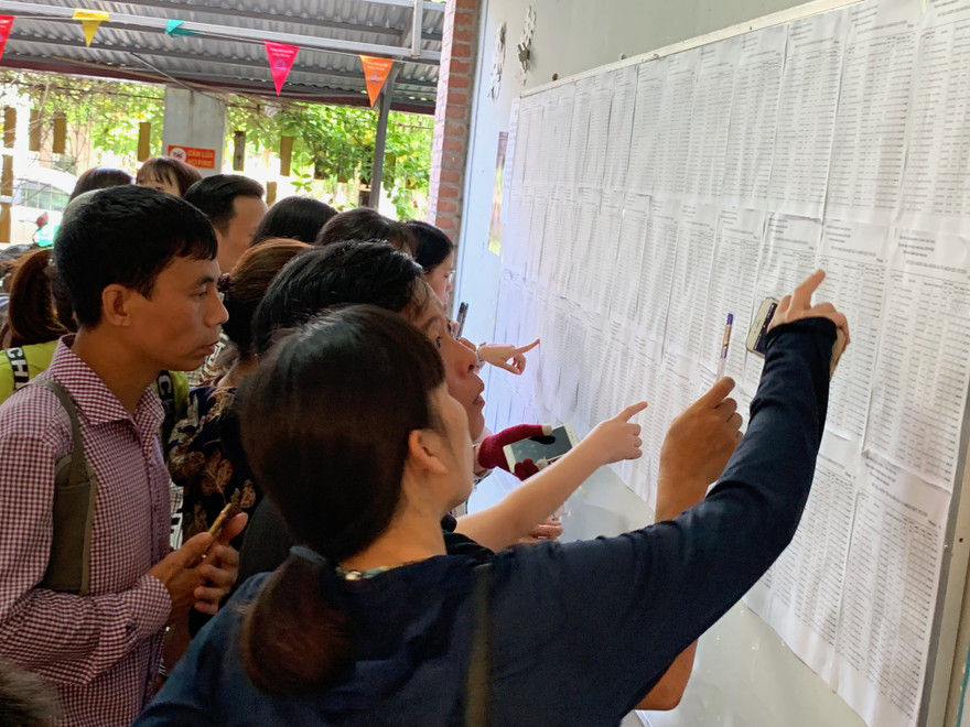 Phụ huynh xem điểm tuyển sinh lớp 6 năm ngoái tại trường Lương Thế Vinh