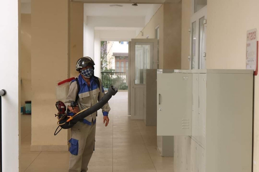 Phun thuốc khử trùng ở Trường THPT Võ Thị Sáu, huyện Bình Xuyên.