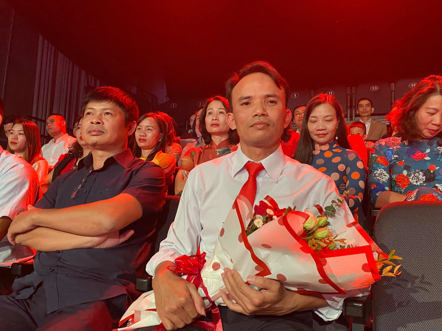 Thầy Mạnh (bên phải) trong lễ Tri ân thầy cô tháng 11/2020. 