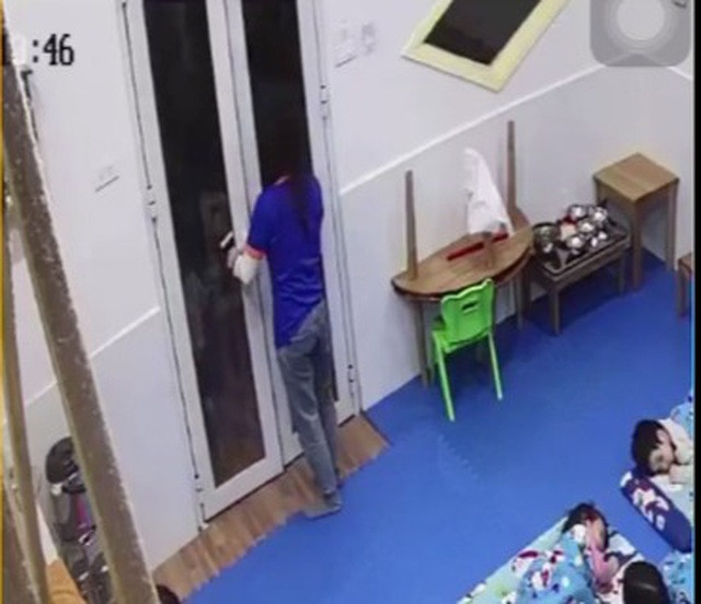 Cô giáo đóng cửa sau khi nhốt trẻ bên ngoài (ảnh trích xuất camera).