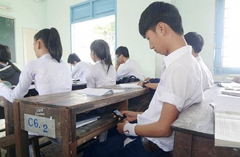 Quy định cho học sinh dùng điện thoại trong giờ học gây tranh cãi.