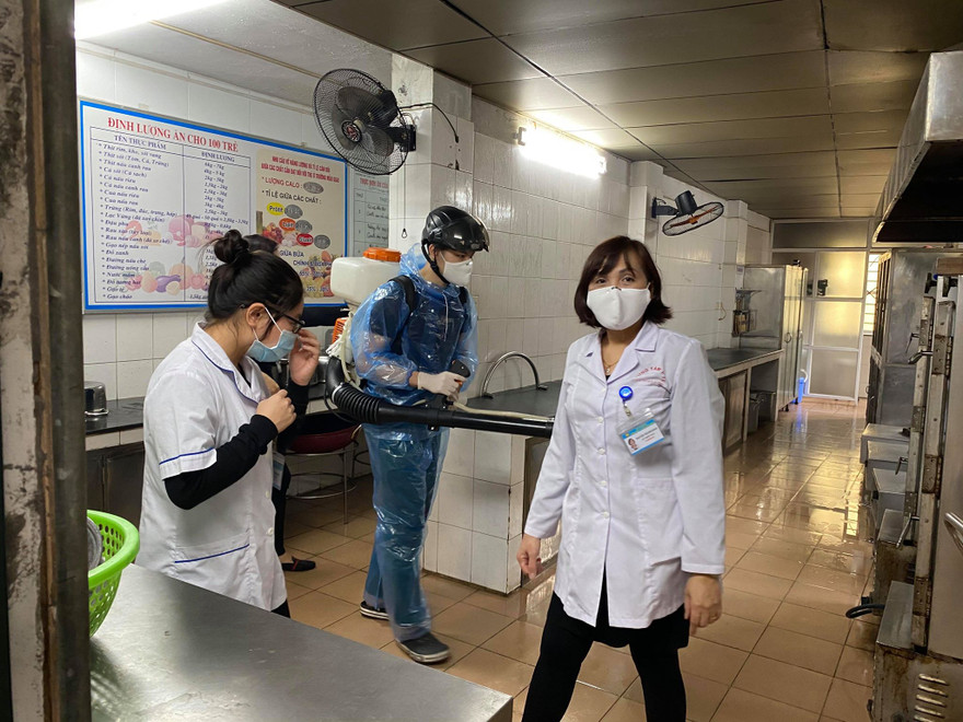 Trường học phun thuốc khử trùng để đón học sinh quay lại trường học.