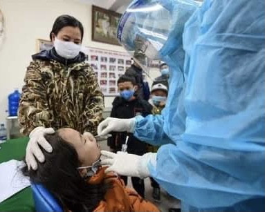 Hà Nội lấy mẫu xét nghiệm cho học sinh. 