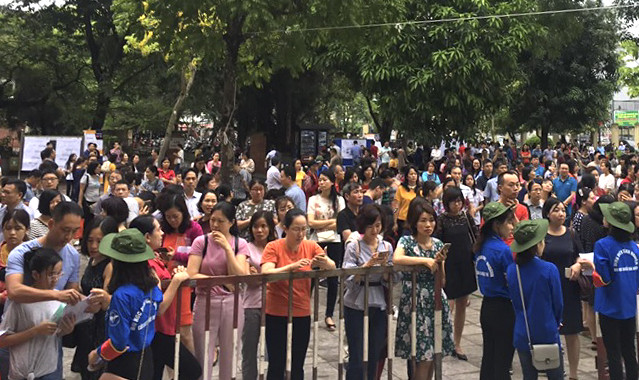 Phụ huynh chờ con làm bài thi tuyển sinh vào trường này năm ngoái.