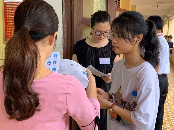 Tổ chức, thực hiện các công đoạn trong quy trình thi THPT quốc gia là công việc căng thẳng. 