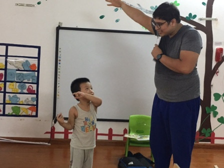 Trẻ mầm non học tiếng Anh với giáo viên nước ngoài.