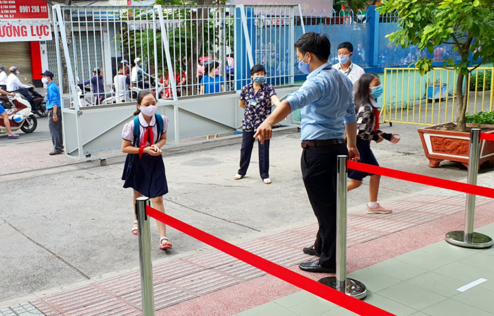 Nhiều trường đã quyết định học 2 buổi/ ngày thay vì giãn cách lớp học. 