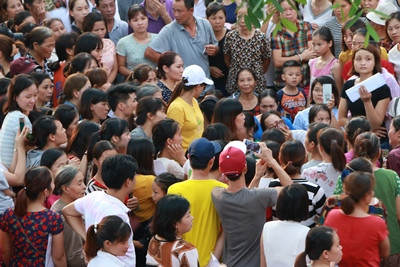 Phụ huynh trường tiểu học Sơn Đồng tập trung tại trường chiều 4/9 để yêu cầu làm rõ các khoản thu. 