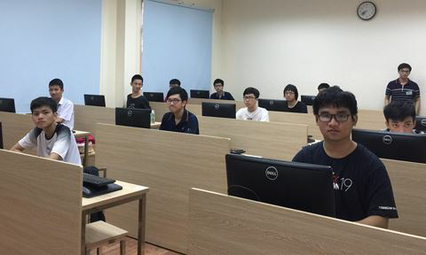 Thí sinh làm bài thi trực tuyến