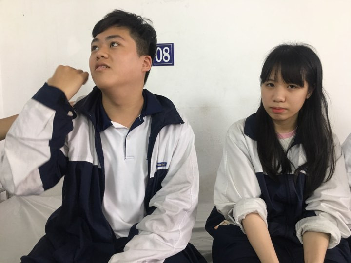 Sau sự cố, Minh Ánh (bên phải) hiện đang đau đầu, chóng mặt 