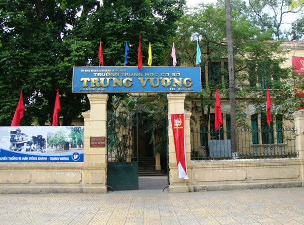 Phát hiện đối tượng mặc áo xe ôm công nghệ lừa đón học sinh trước cổng trường.