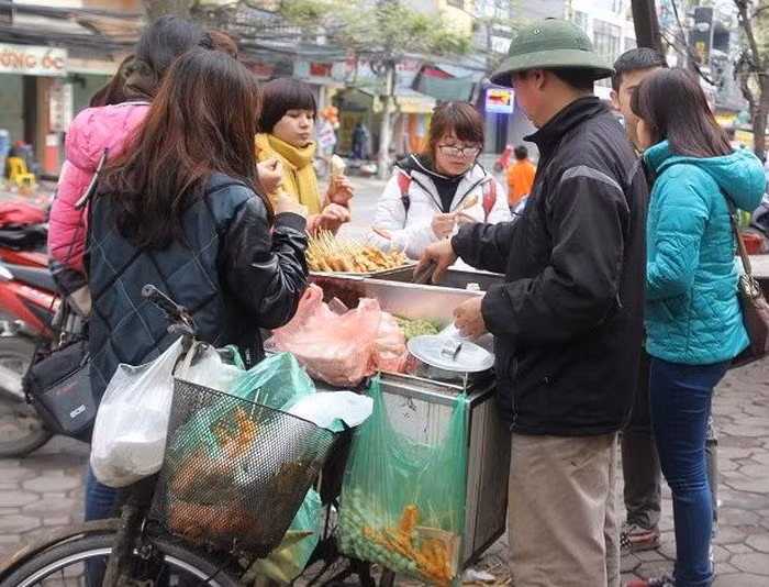 Học sinh ăn đồ ăn vặt chiên rán ở các xe bán hàng rong.