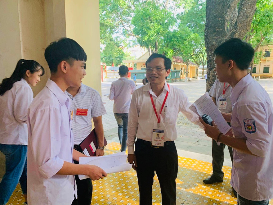 ảnh: Ông Mai Văn Trinh (ở giữa) kiểm tra thi THPT quốc gia 2019 tại Thanh Hóa