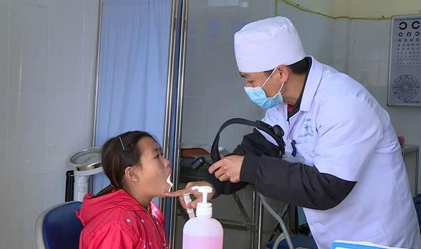 Bác sĩ kiểm tra sức khỏe học sinh 