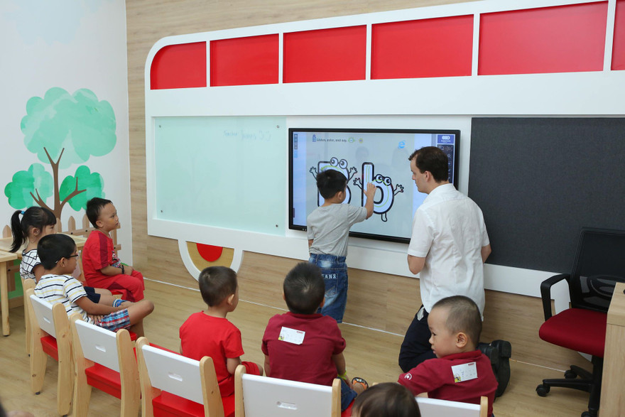 Theo các chuyên gia, để trẻ học tiếng Anh như ngôn ngữ thứ hai cần có giáo viên, giáo trình và môi trường tốt.