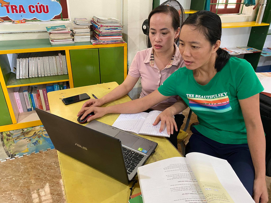 Giáo viên trao đổi, hướng dẫn lẫn nhau những chỗ chưa hiểu trong quá trình tập huấn SGK mới. 