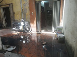 Vài ngày sau mưa, nước vẫn ứ đọng tại Khu Tập thể B5 Vĩnh Hồ Ảnh: K.N 