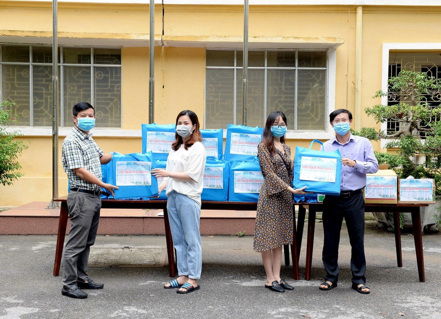 Tiếp sức cho sinh viên phòng chống dịch COVID-19 tại trường ĐH Kinh tế quốc dân